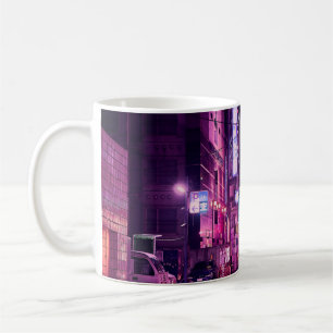 TAZA DE CAFÉ CARRETERA AL LADO DE LOS EDIFICIOS COMERCIALES