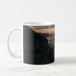 TAZA DE CAFÉ CARRETERA AL LADO DEL CUERPO DEL AGUA
