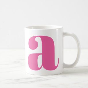 Taza De Café Carta inicial monograma moderna en rosa caliente