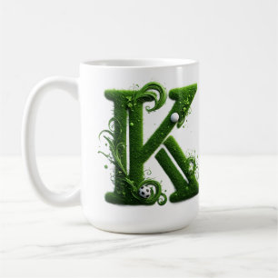 Taza De Café Carta K de césped verde con balón de fútbol