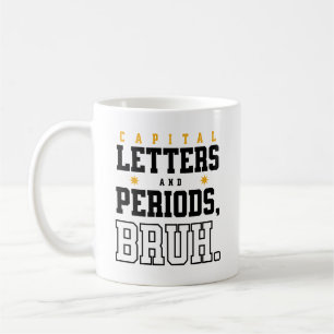 Taza De Café Cartas De Capital Y Periodos Brutos Policía Gramát