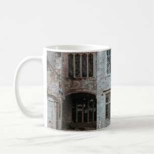 TAZA DE CAFÉ CASA BROWN DE LADRILLO CERCA DE FLORES ROJOS
