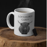 Taza De Café Casa de campo personalizada Cabin Lodge Highland C<br><div class="desc">Este diseño puede ser personalizado en el área proporcionada cambiando la foto y/o el texto. O puede personalizarse haciendo clic en Personalizar esta plantilla y, a continuación, eligiendo la opción de hacer clic en el personalizar y eliminando o cambiando el color del fondo, agregando texto, cambiando el color o estilo...</div>