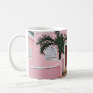Taza De Café Casa de hormigón rosa y blanco cerca de árboles ve