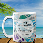 Taza De Café Casa de playa personalizada<br><div class="desc">Esta casa de playa está decorada con un diseño único de conchas de mosaico. Personalizable fácil con el nombre y la fecha de su familia. Hace un regalo perfecto para el calentamiento de la casa. Utilice la opción Personalizar adicional para cambiar el tamaño, estilo o color del texto si lo...</div>