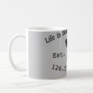 Taza De Café Casa del lago. Fecha año personalizado coordenadas