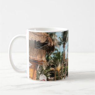 Taza De Café Casas de paja y casas cerca de la piscina durante