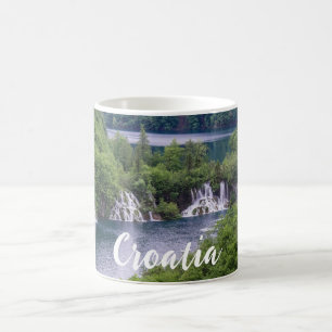 Taza De Café Cascada de cascada con bosque verde en Croacia