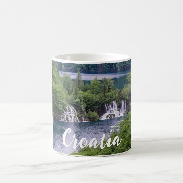 Taza De Café Cascada de cascada con bosque verde en Croacia (Centro)