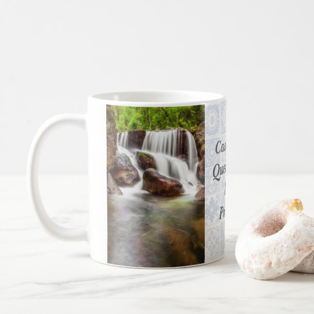 Taza De Café Cascada durante el otoño cerca de la represa de Qu (Con donut)