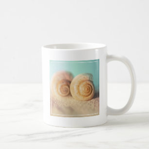 Taza De Café Cáscaras del nautilus en la playa