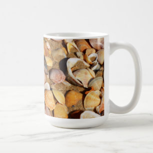 Taza De Café Cáscaras en una playa de Sandy el   Andalucía,