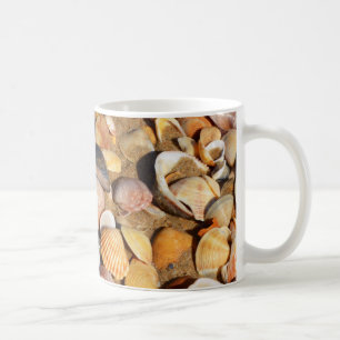 Taza De Café Cáscaras en una playa de Sandy el Andalucía,