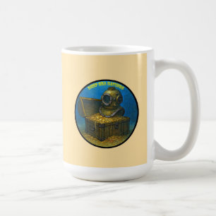 Taza De Café Casco de buzo vintage en un cofre del tesoro URM