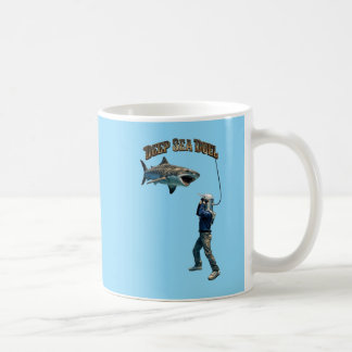 Taza De Café Casco de buzo vintage luchando contra un tiburón t