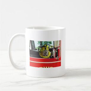 Taza De Café Cascos de Bomberos Dentro del Camión de Bomberos