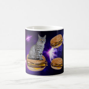TAZA DE CAFÉ CAT EN EL ESPACIO CON BOMBAS DE CAFÉ DE BARGUMENTO