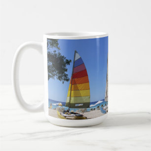 Taza De Café Catamaranes y soporte del salvavidas en la playa