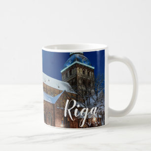 Taza De Café Catedral de Domo en la plaza Dome en Riga, Letonia