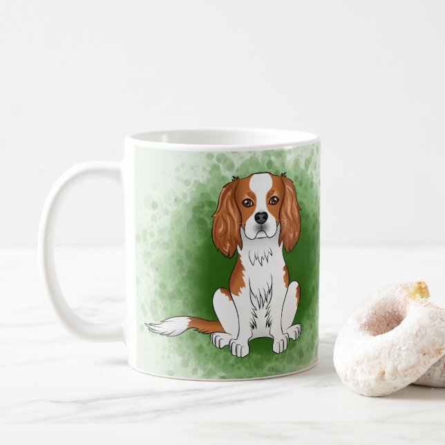 Taza De Café Cavalier King Charles Spaniel Blenheim sobre verde (Con donut)