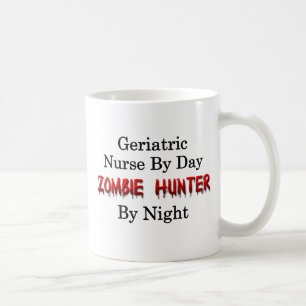 Taza De Café Cazador geriátrico de la enfermera/del zombi