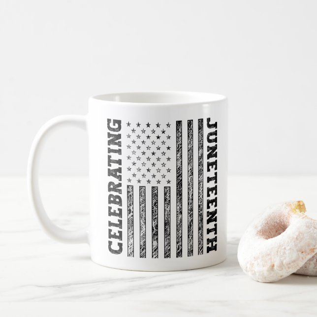 Taza De Café Celebrando la deteriorada bandera estadounidense d (Con donut)