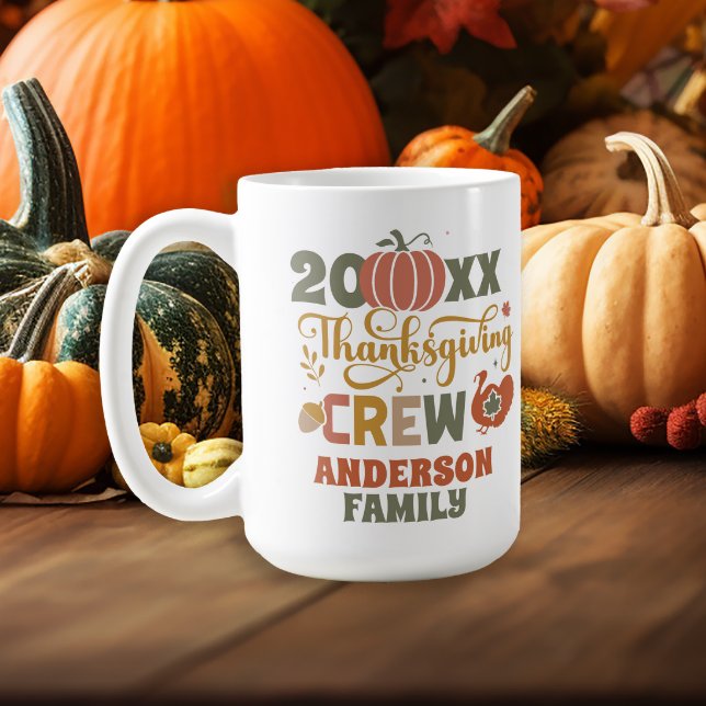 Taza De Café Cena de Acción de Gracias Nombre Familia Año Keeps ("Thanksgiving Crew" family keepsake mug)
