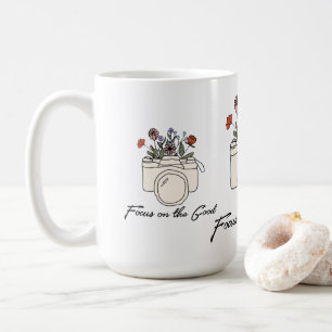 Taza De Café Centrarse En La Buena Cámara Y Las Flores