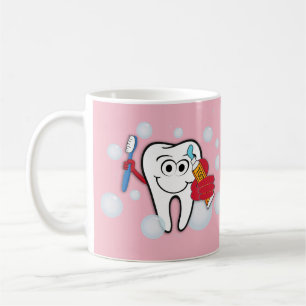 Taza De Café Cepille sus dientes con el fondo rosado