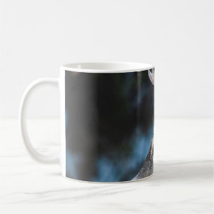 TAZA DE CAFÉ CERDO MARRÓN EN LENTES DE SELECCIÓN INCLINADAS