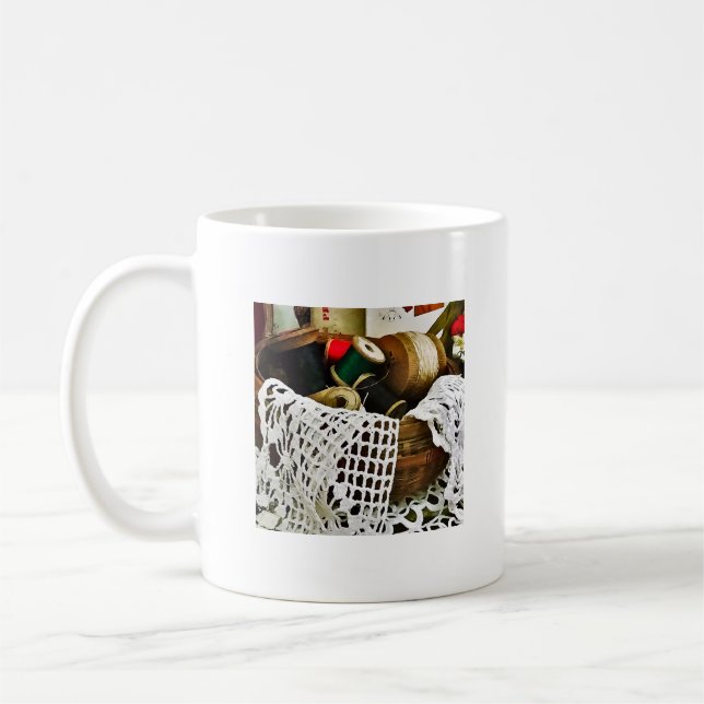 Taza De Café Cesta de coser con hilo y encaje (Izquierda)