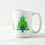 Taza De Café Chanukah y navidad<br><div class="desc">Navidad y Jánuca en los regalos para las familias interconfesionales que celebran la alegría del navidad y la belleza de Chanukah. La atracción del árbol y del menorah de Navidad con la estrella de David judía rodeó por los presentes del día de fiesta en tarjetas de felicitación, franqueo, ideas del...</div>