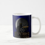 Taza De Café Chat Noir Chanukah con Menorah<br><div class="desc">Una silueta del gato negro de Théophile Steinlen para el club Le Chat Noir en un ambiente moderno para Chanukah,  con el gato negro con una menorah iluminada y una luna menguante.</div>