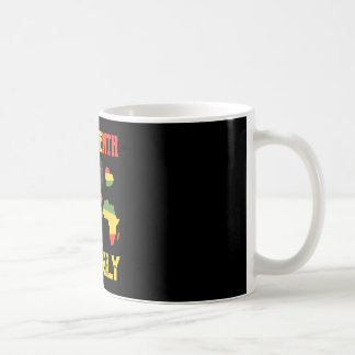 Taza De Café Chica afroamericana bailando vibraciones de Junete