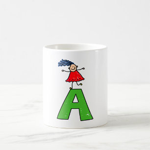 Taza De Café Chica bailando sobre la carta verde un alfabeto di