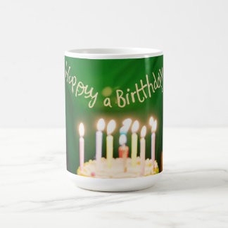 Taza De Café Chica de pelo en una camisa verde en su cumpleaños