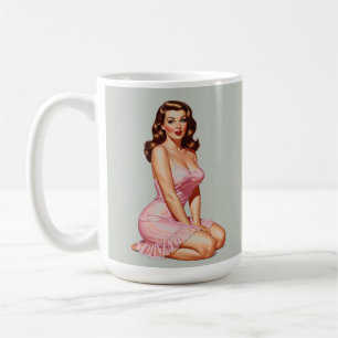 Taza De Café Chica de plumas de Brunette retro en rosa