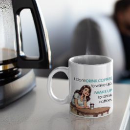 Taza De Café Chica de plumas—Me despierto para tomar café