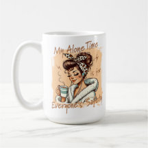Chica divertida de la hora del café en la mañana