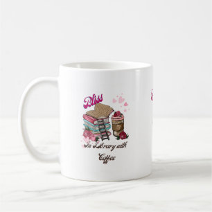 Taza De Café Chica en liebres con libros y café en la bibliotec