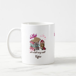 Taza De Café Chica en liebres con libros y café en la bibliotec