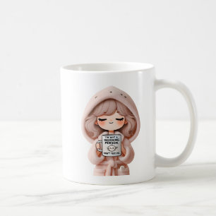 Taza De Café Chica malhumorado en el Bathrobe con tazón de café