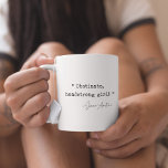 Taza De Café Chica obstinada y fuerte<br><div class="desc">¡Obstinato,  chica fuerte! La tristemente célebre Jane Austen cita del Orgullo y el Prejuicio,  escrita con un estilo de máquina de escribir. Personalizable de texto y colores de fondo.</div>