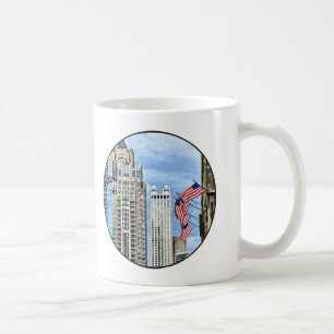 Taza De Café Chicago: Banderas a lo largo de la avenida Michiga