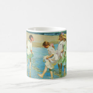 Taza De Café Chicas caminando por el agua en la costa
