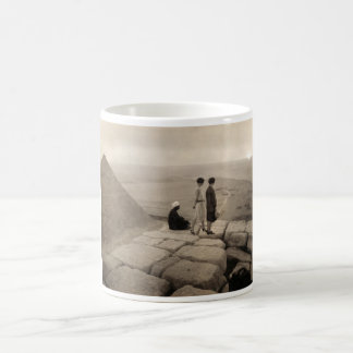 Taza De Café Chicas en la cima de la pirámide de Keops en Egipt