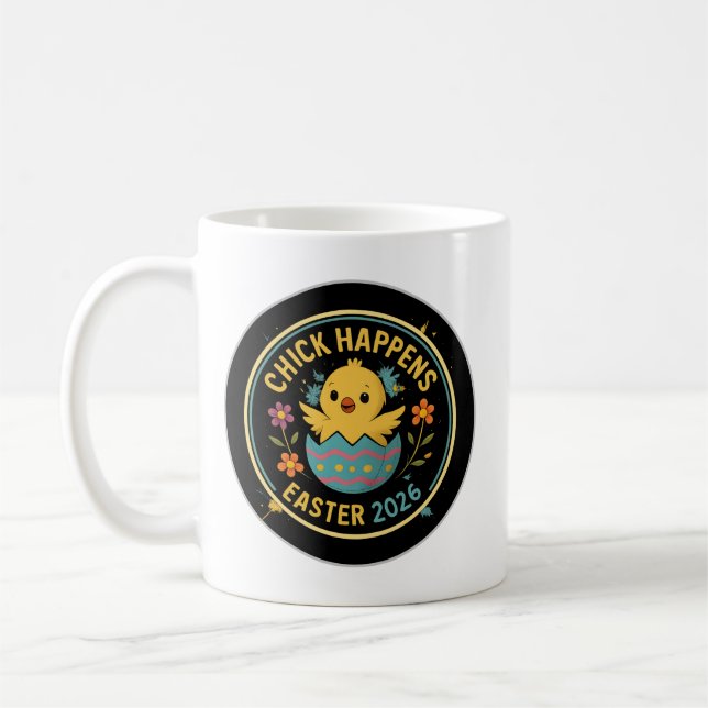 Taza De Café Chick Happens – Easter 2026 Badge Design (Izquierda)