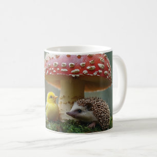 Taza De Café Chick y peto escondiéndose bajo un hongo