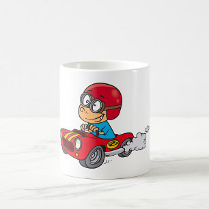 Taza De Café Chico conduciendo coche de raza roja