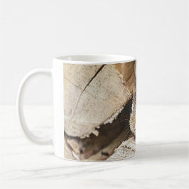 Taza De Café Chipmunk en una pila de madera
